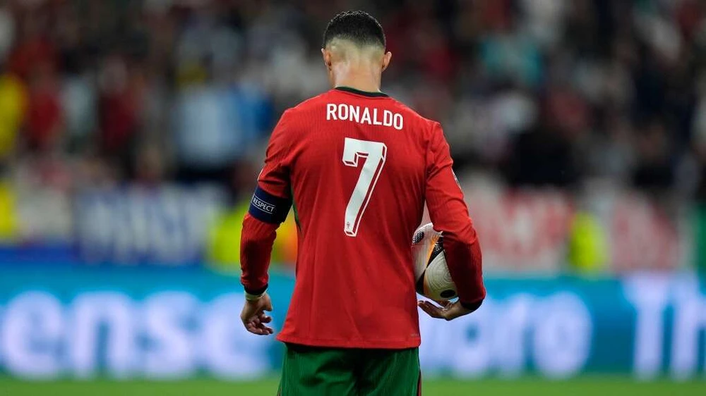 Siêu sao Bồ Đào Nha chia tay đội tuyển sau khi bị loại ở tứ kết Euro 2024. Ảnh: GETTY. doi-truong-bo-dao-nha-ronaldo-lai-bi-chi-trich (3).jpg