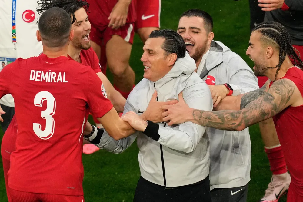 Thầy trò Vincenzo Montella sắp sửa gặp thử thách lớn ở tứ kết Euro 2024. Ảnh: GETTY. doi-tuyen-ha-lan-khong-de-tho-nhi-ky-lam-mua-lam-gio (4).jpg