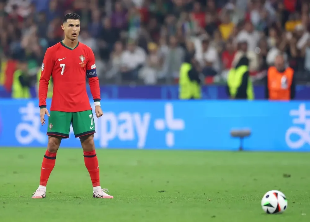 Siêu sao Ronaldo dừng cuộc chơi Euro sau khi đội tuyển Bồ Đào Nha bị loại ở tứ kết mùa này bởi Pháp. Ảnh: GETTY. cuu-tuyen-thu-anh-thang-cuoc-nho-ronaldo (3).jpg