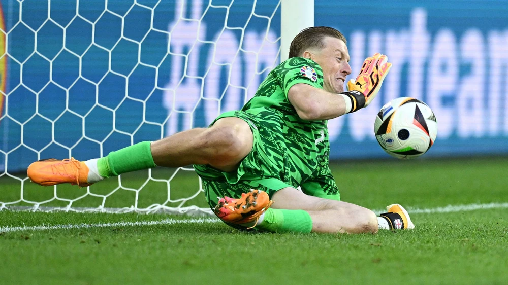 Thủ môn Pickford cản phá cú sút 11 mét của Manuel Akanji, góp công lớn giúp tuyển Anh vào bán kết Euro 2024 gặp đội tuyển Hà Lan. Ảnh: GETTY. đội tuyển Anh