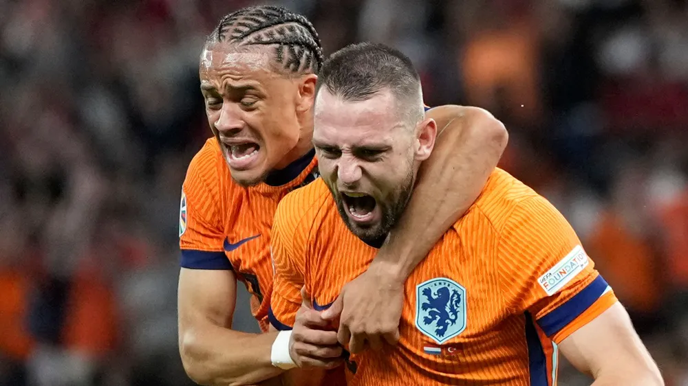 Stefan de Vrij ăn mừng bàn thắng với Xavi Simons (trái) sau khi ghi bàn gỡ hòa cho Hà Lan. Ảnh: GETTY. Đội tuyển Hà Lan