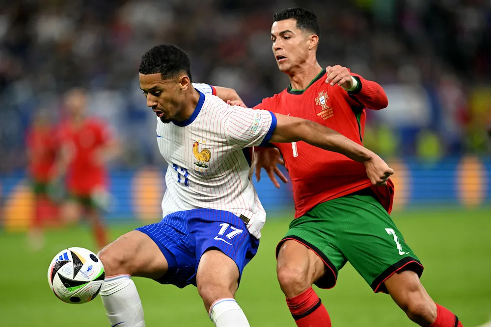 Saliba là hòn đá tảng của Pháp ở tuyến phòng ngự với cách chơi ổn định và hiệu quả nhất. Ảnh: GETTY. hlv-deschamp-doi-tuyen-phap-da-chan-thi-dung-xem (1).jpg
