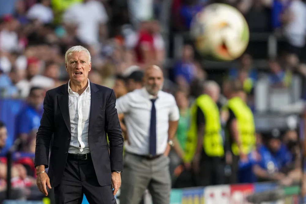 HLV Deschamps cáu kỉnh đáp trả khi có người chê các học trò ông đá bóng nhàm chán. Ảnh: GETTY. hlv-deschamp-doi-tuyen-phap-da-chan-thi-dung-xem (3).jpg