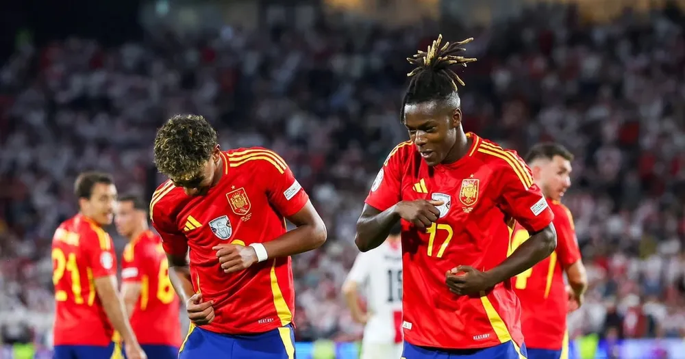 Hai ngôi sao trẻ của Tây Ban Nha Nico Williams và Lamine Yamal là hiểm họa cho Pháp ở hai cánh trong trận bán kết Euro 2024. Ảnh: GETTY. hlv-deschamp-doi-tuyen-phap-da-chan-thi-dung-xem (4).jpg