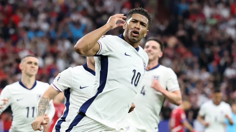 Bellingham đã ghi 2 bàn thắng quý cho đội tuyển Anh ở Euro mùa này. Ảnh: GETTY. hlv-southgate-ung-ho-trong-tai-nhung-cham-va-lieu-phap-soc-cua-doi-tuyen-anh (5).jpg