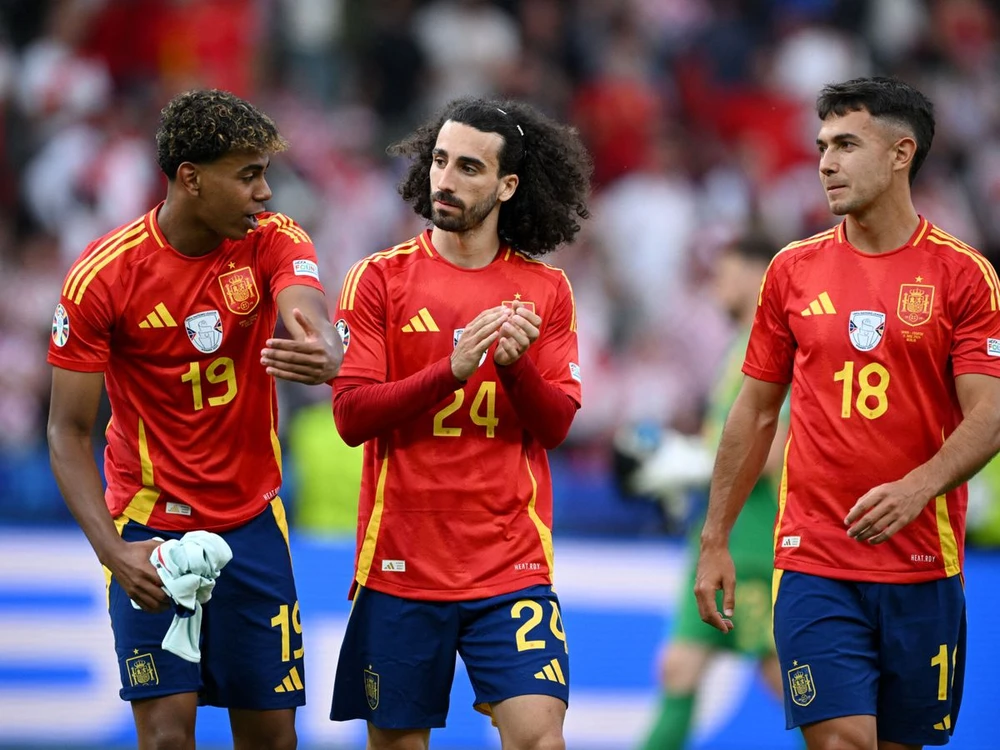 Đàn anh Cucurella (24) tin rằng ngôi sao trẻ Yamal sẽ trở thành cầu thủ xuất sắc nhất thế giới trong tương lai. Ảnh: GETTY. xuất sắc nhất thế giới