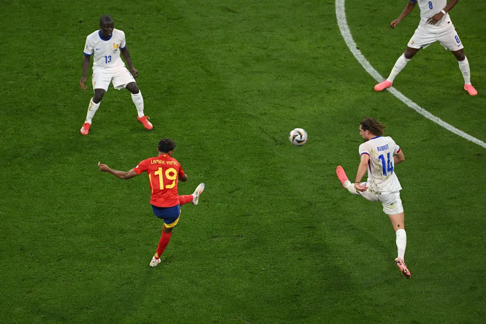 Yamal phá kỷ lục Euro sau khoảnh khắc thiên tài này ở trận bán kết thắng ngược Pháp 2-1. Ảnh: GETTY. Yamal phá kỷ lục Euro