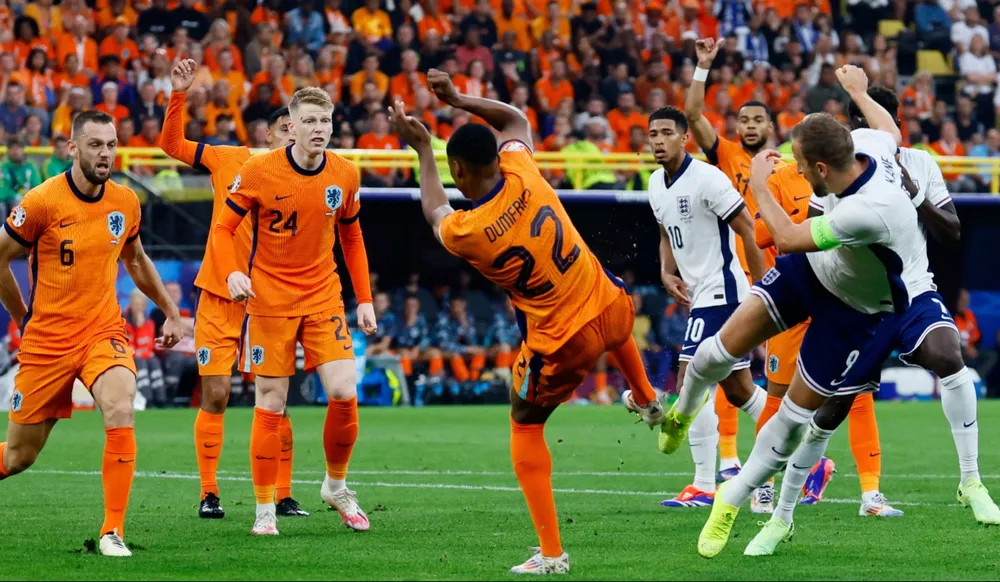 hlv-ronald-koeman-var-pha-vo-bong-da-gay-bat-cong-cho-ha-lan (2).jpg