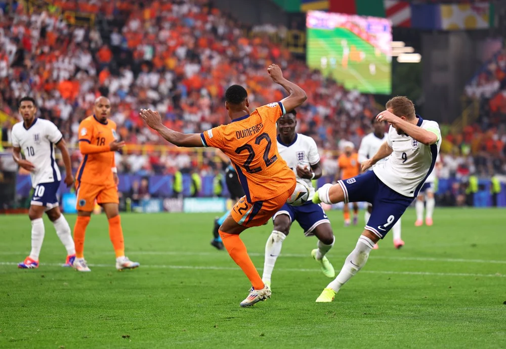 Harry Kane tạo ra quả phạt đền và thực hiện thành công cho đội tuyển Anh. Ảnh: GETTY. nguoi-hung-doi-tuyen-anh-noi-dieu-khong-tuong-voi-ban-thang-vao-luoi-ha-lan (2).jpg