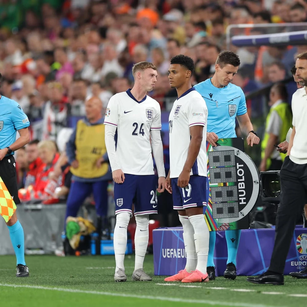 Ollie Watkins và Cole Palmer vào sân cùng lúc ở những phút cuối trận. Ảnh: GETTY. đội tuyển Anh