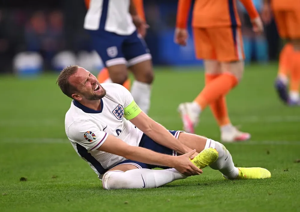 Harry Kane ôm chân như giả vờ đau đớn sau pha va chạm với hậu vệ Hà Lan. Ảnh: GETTY. tranh-cai-gay-gat-ve-qua-phat-den-cho-doi-tuyen-anh (4).jpg