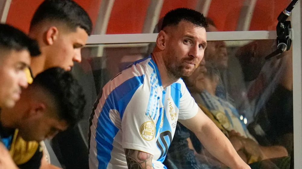 Ngôi sao người Argentina rơi nước mắt khi bị thay ra trong lần cuối của Messi góp mặt ở sân chơi lâu đời nhất thế giới. Ảnh: GETTY. lan-cuoi-cua-messi (1).jpg