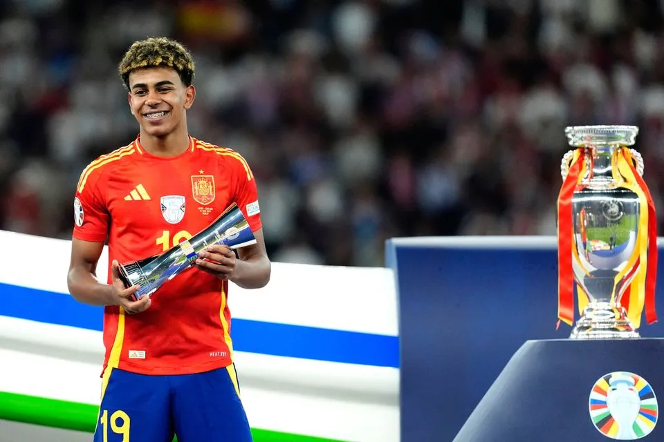 Yamal nhận giải thưởng cầu thủ trẻ xuất sắc nhất Euro 2024. Ảnh: GETTY. cha của Yamal