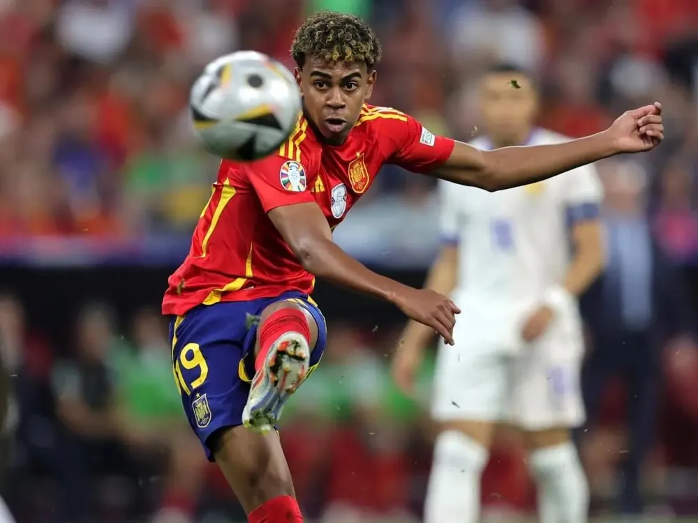 Ngôi sao trẻ của Tây Ban Nha ghi bàn đẹp mắt vào lưới Pháp ở bán kết Euro 2024. Ảnh: GETTY. cha-cua-yamal-gay-soc-voi-du-bao-con-trai-gioi-hon-messi (4).jpg