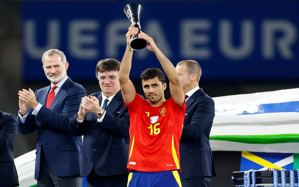 Rodri xứng đáng là cầu thủ xuất sắc nhất Euro 2024. Ảnh: GETTY. fabian-ruiz-xung-dang-hon-rodri-cho-giai-cau-thu-xuat-sac-nhat-euro (1).jpg
