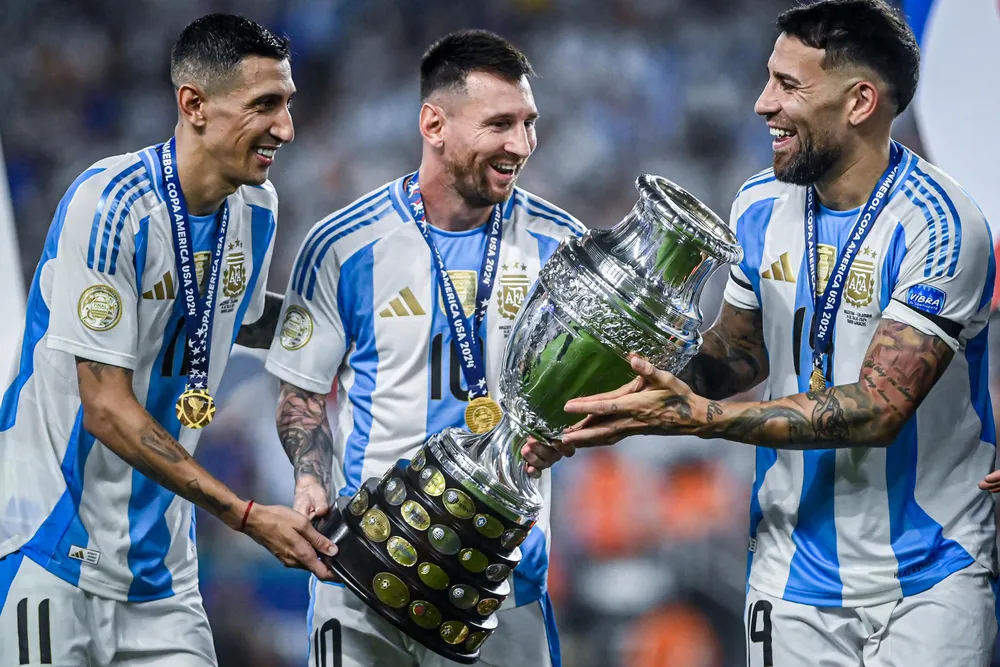 Có thể trong tương lai gần, Messi giải nghệ quốc tế như hai đồng đội Di Maria và Otamendi. Ảnh: GETTY. messi-giai-nghe-ronaldo-can-tro-bo-dao-nha (1).jpg