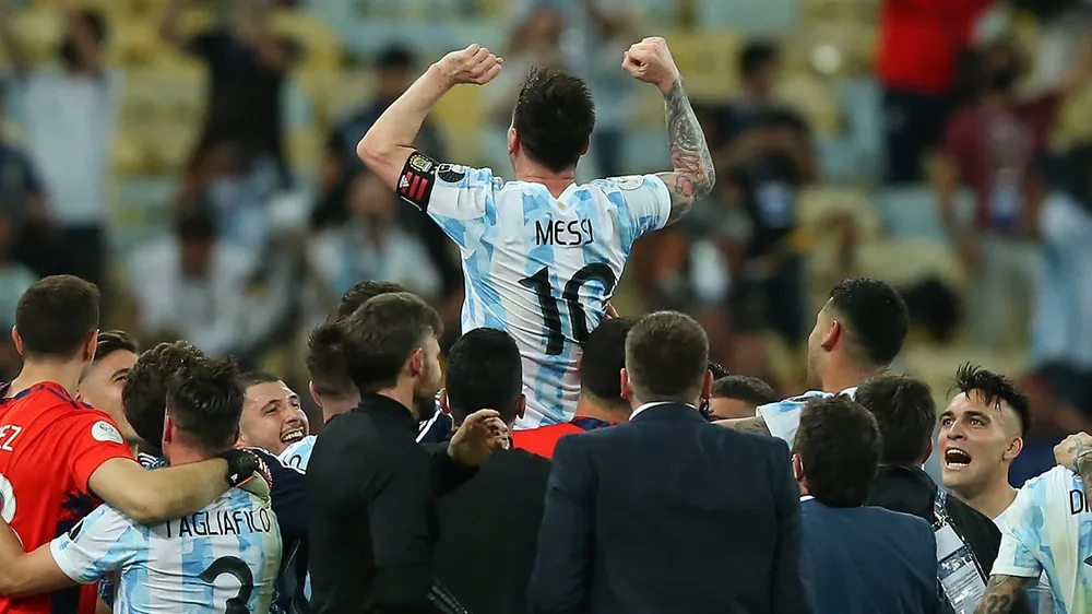 Lalas nhắn nhủ Messi giải nghệ để không đi vào vết xe đổ như Ronaldo đang cản trở đội tuyển Bồ Đào Nha. Ảnh: GETTY. messi-giai-nghe-ronaldo-can-tro-bo-dao-nha (3).jpg