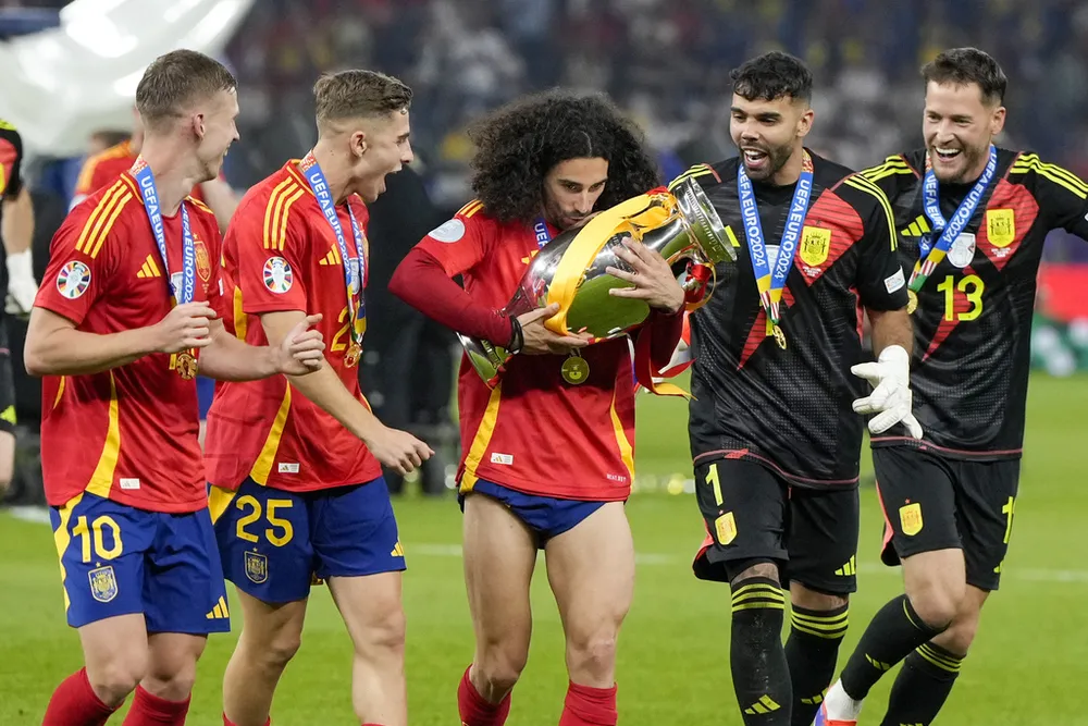 Đông đảo người hâm mộ đứng về phía Cucurella sau chức vô địch châu Âu. Ảnh: GETTY. nha-vo-dich-euro-che-gieu-sau-cay-huyen-thoai-doi-tuyen-anh (2).jpg