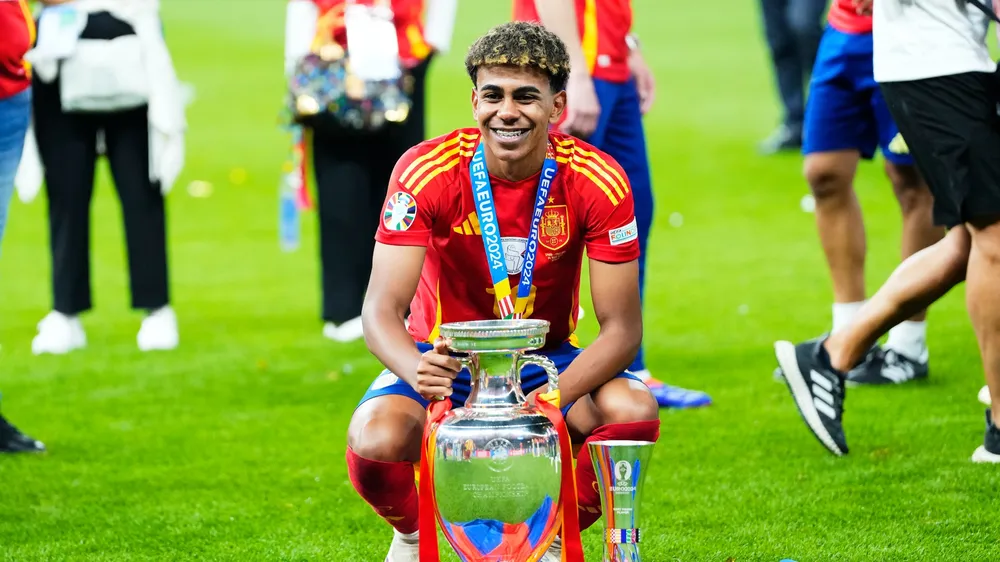 Yamal vô địch Euro 2024 trong màu áo Tây Ban Nha. Ảnh: GETTY. yamal-qua-mat-sieu-sao-ronaldo (3).jpg