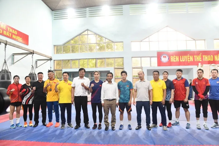 Thứ trưởng Bộ VH-TT&DL Hoàng Đạo Cương cùng các lãnh đạo Cục TDTT thăm hỏi Ban huấn luyện, VĐV đội tuyển Boxing chuẩn bị tham dự Olympic Paris 2024. Thể thao Việt Nam