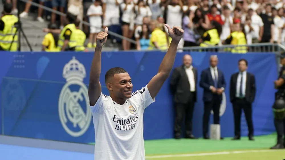 Mbappe ra mắt người hâm mộ Real Madrid trên sân Bernabeu. Ảnh: GETTY. lenh-cam-dau-tien-cua-real-voi-tan-binh-mbappe (5).jpg