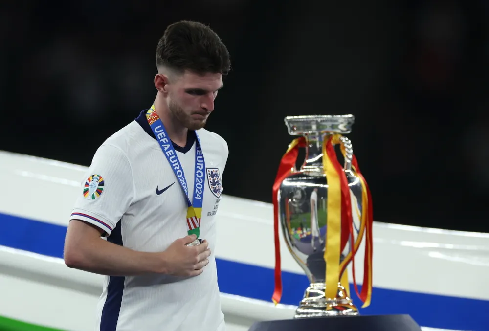 Declan Rice thất vọng vì không thể chạm tay vào chiếc cúp vô địch Euro 2024. Ảnh: GETTY. đội tuyển Anh