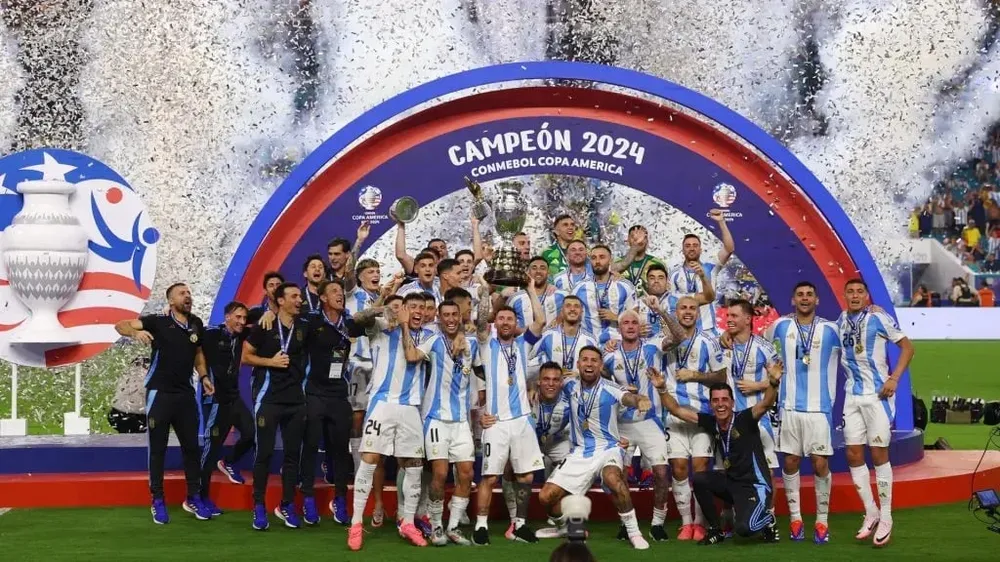 Một số cầu thủ Argentina quá phấn khích sau khi vô địch Copa America đã hát một bài hát có ý phân biệt chủng tộc. Ảnh: GETTY. phân biệt chủng tộc