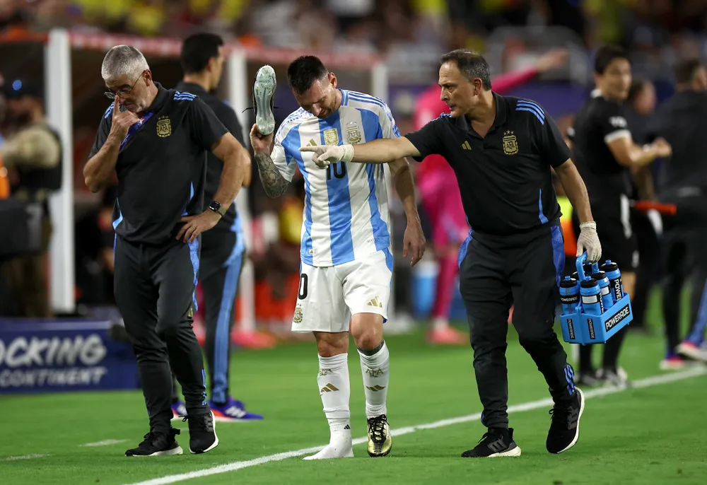 Siêu sao Messi lần đầu tiên trong sự nghiệp bị thay ra ở một trận chung kết. Ảnh: GETTY. siêu sao Messi