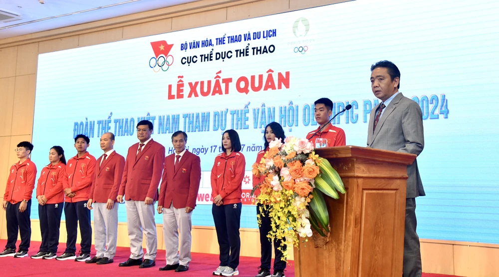 Thứ trưởng Hoàng Đạo Cương dặn dò các HLV, VĐV trước lúc lên đường sang Pháp làm nhiệm vụ quốc tế. Ảnh: ANH DUY. the-thao-vn-cho-huy-chuong-olympic-o-mon-ban-sung-ban-cung-cu-ta (3).jpg