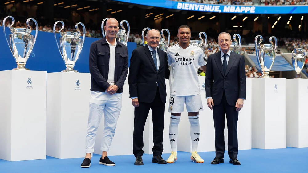 Lễ ra mắt Real của ngôi sao người Pháp có mặt các huyền thoại Zinedine Zidane, Jose Martinez, Chủ tịch CLB Florentino Perez. Ảnh: GETTY. vi-sao-ronaldo-tu-choi-tham-du-le-ra-mat-cua-dan-em-mbappe (2).jpg