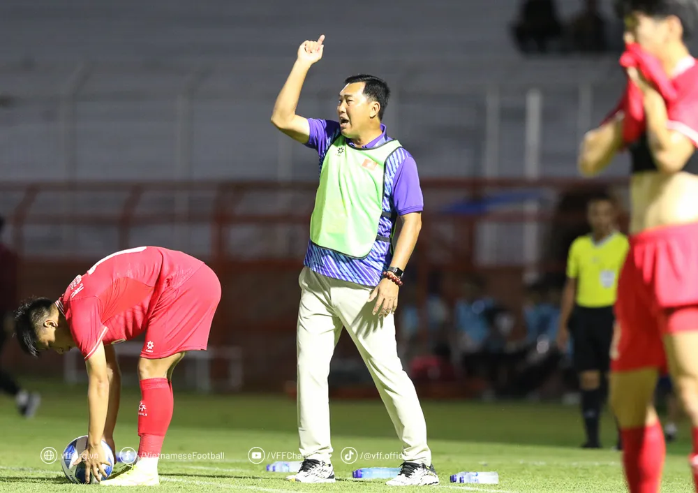 Thầy trò Hứa Hiền Vinh có khởi đầu không như ý tại giải U-19 Đông Nam Á khi bị đối thủ yếu hơn Myanmar cầm hòa 1-1. viet-nam-gap-kho-du-duong-o-giai-dong-nam-a (1).jpg