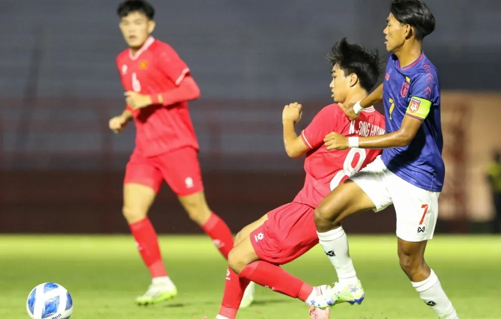 Các tuyển thủ U-19 Việt Nam gặp nhiều khó khăn ở trận thứ hai gặp đối thủ lớn Úc. viet-nam-gap-kho-du-duong-o-giai-dong-nam-a (6).jpg