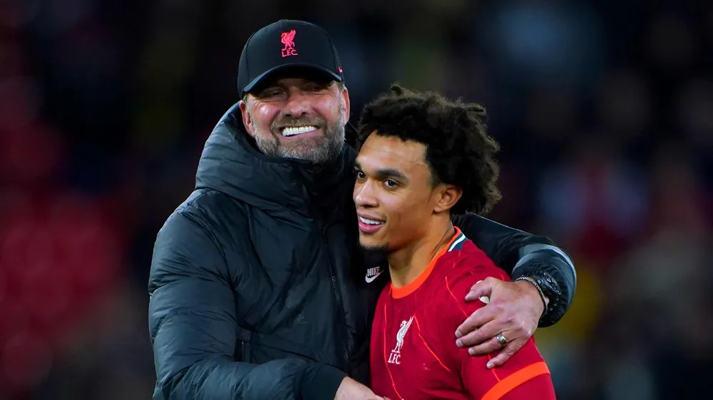Hậu vệ Trent Alexander-Arnold mong thầy cũ Klopp sớm trở lại với bóng đá. Ảnh: GETTY. doi-tuyen-anh-tim-nguoi-thay-the-suuthgate-tro-cu-mong-hlv-klopp-tro-lai (1).jpg