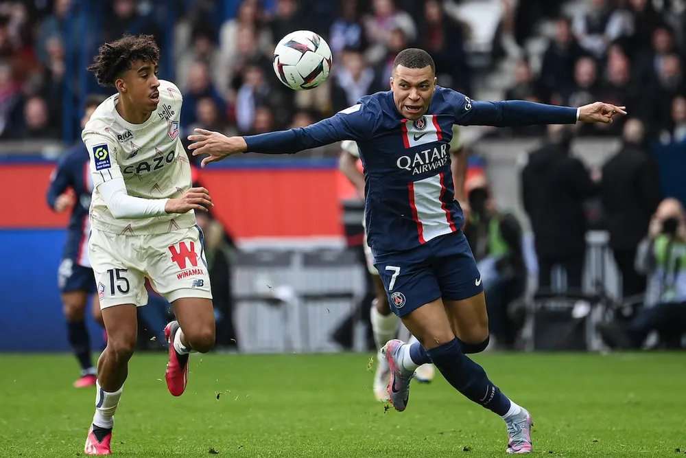 Yoro từng có nhiều lần chạm trán đàn anh siêu sao Mbappe ở các giải vô địch Pháp. Ảnh: GETTY. tan-binh-cua-man-united-tiet-lo-cuoc-chuyen-nhuong-dien-ro (1).jpg