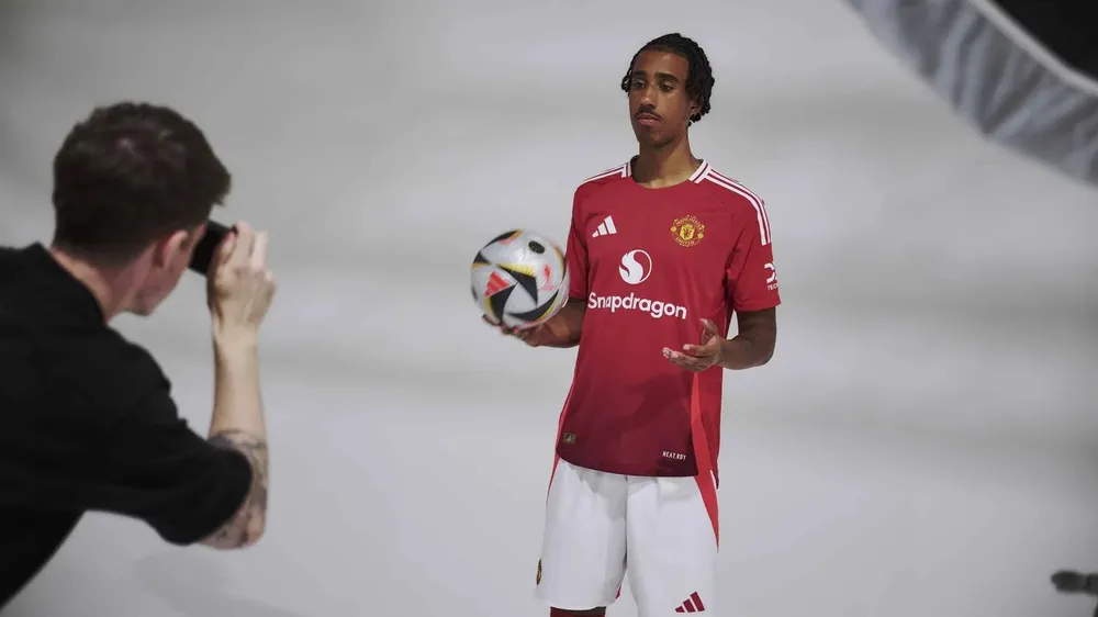 Sao trẻ người Pháp hạnh phúc khi cập bến Old Trafford. Ảnh: GETTY. tan-binh-cua-man-united-tiet-lo-cuoc-chuyen-nhuong-dien-ro (3).jpg