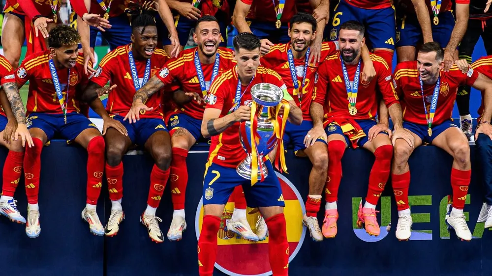 Đội trưởng Morata và đồng đội Rodri đối diện với án phạt nặng từ UEFA. Ảnh: GETTY. 2-nha-vo-dich-euro-bi-buoc-toi (1).jpg
