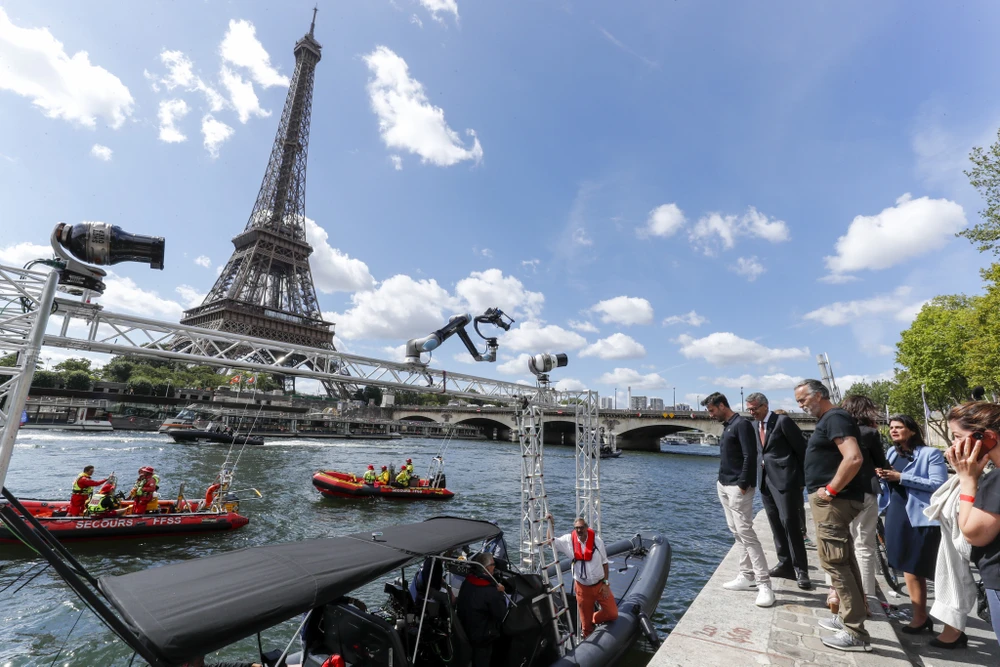 Du khách và khán giả xem lễ khai mạc Olympic Paris 2024 và Paralympic ngay trên bờ sông Seine. Ảnh: GETTY. doc-la-buoi-le-khai-mac-olympic-paris-2024 (3).jpg