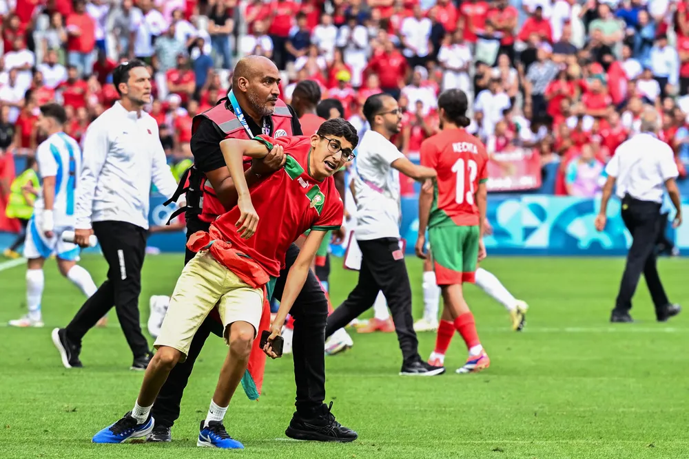 Khán giả tràn xuống sân khi trận đấu giữa đội tuyển Olympic Argentina và Morocco chưa kết thúc. Ảnh: GETTY. đội tuyển Olympic Argentina