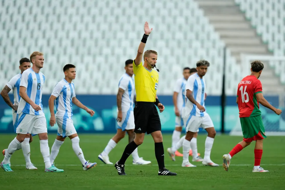 Trọng tài xác định bàn gỡ hòa phút bù giờ của Argentina bị việt vị. Ảnh: GETTY. messi-va-hlv-mascherano-phan-ung-ve-tran-thua-dau-cua-doi-tuyen-olympic-argentina (3).jpg