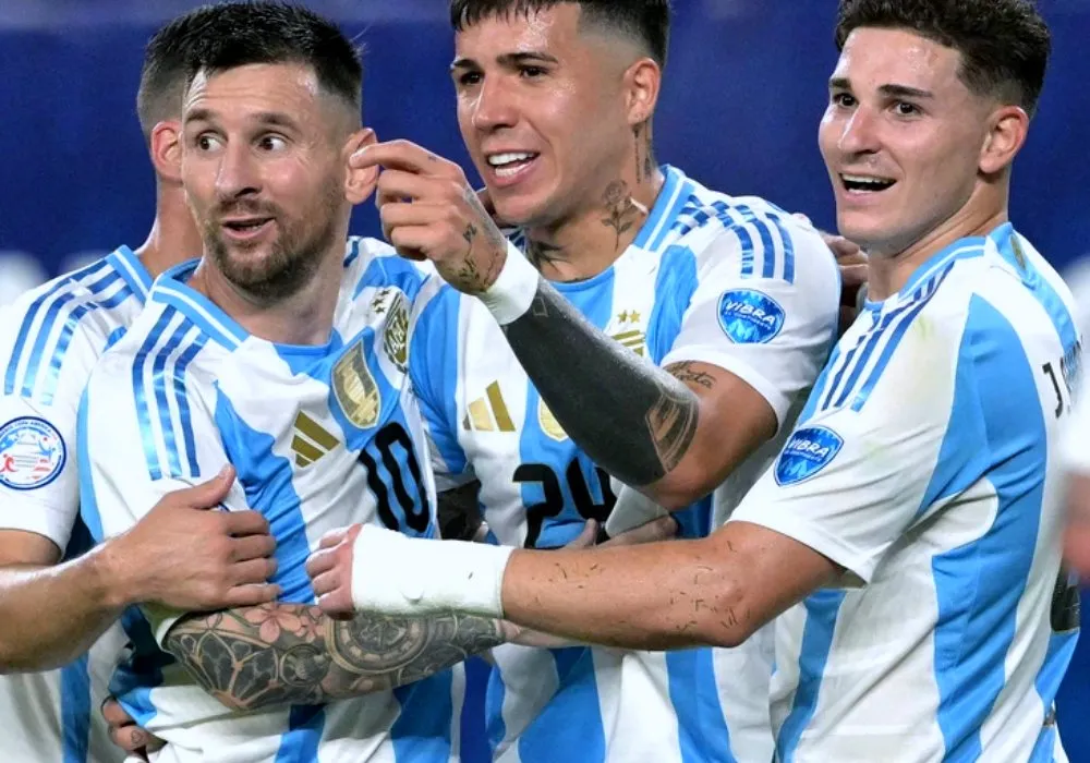 Enzo làm vạ lây Messi và một số cầu thủ Argentina. Ảnh: GETTY. messi-va-dong-doi-lai-bi-dua-ra-lam-chu-de-gay-tranh-cai (3).jpg