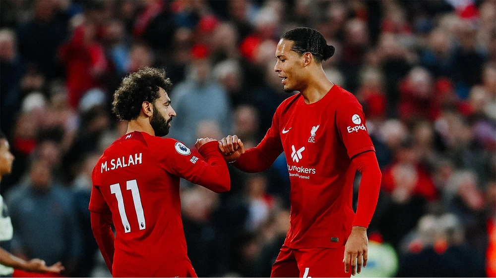 Hai ngôi sao Salah và Van Dijk ở hai đầu của đội hình Liverpool có vai trò rất quan trọng cho cuộc đua vô địch giải Ngoại hạng Anh lẫn đấu trường châu Âu. Ảnh: GETTY. cuoc-chien-cua-hlv-arne-slot-voi-man-city-va-arsenal-cho-ngoi-vua-cua-liverpool (2).jpg