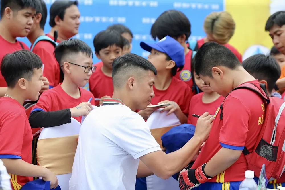 Trung vệ Bùi Tiến Dũng lan tỏa niềm đam mê bóng đá đến các em nhỏ. dai-su-bui-tien-dung-dai-nao-giai-bong-da-dang-phuc-sport-cup (3).jpg