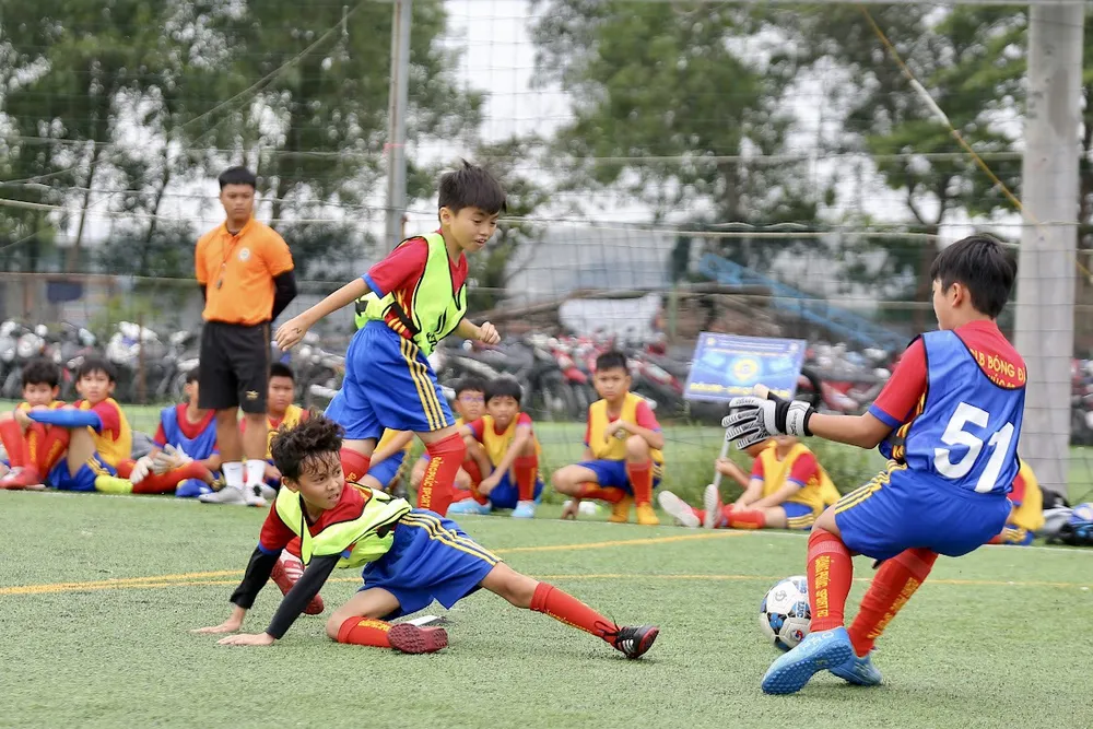 Cầu thủ nhí tranh tài quyết liệt ở Giải bóng đá Đăng Phúc Sport Cup lần 7, dai-su-bui-tien-dung-dai-nao-giai-bong-da-dang-phuc-sport-cup (5).jpg