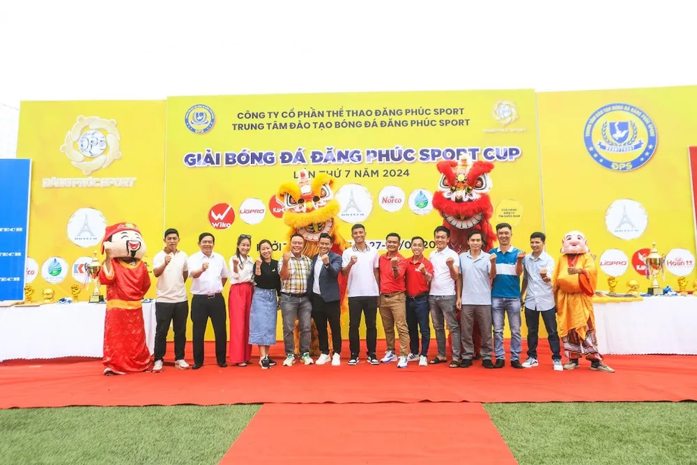 Trung tâm bóng đá cộng đồng Đăng Phúc có rất nhiều sự chung tay của giới cầu thủ chuyên nghiệp, các chuyên gia bóng đá đầu ngành. dai-su-bui-tien-dung-dai-nao-giai-bong-da-dang-phuc-sport-cup (7).jpg