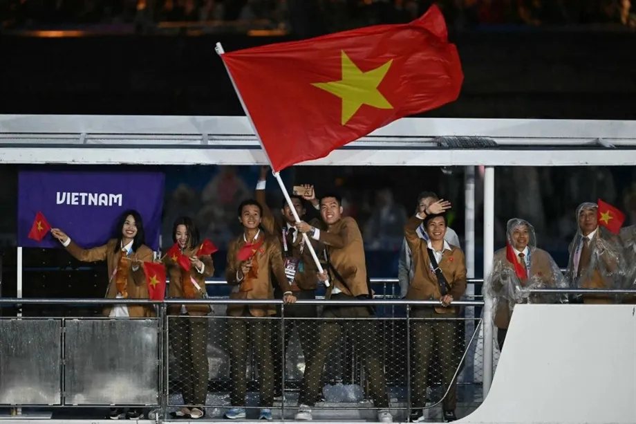 Tay vợt cầu lông Lê Đức Phát cầm cờ cho Thể thao Việt Nam trong buổi Lễ khai mạc Olympic Paris 2024. Ảnh: CCT. giai-ma-nhung-bi-an-trong-le-khai-mac-olympic-paris-2024 (1).jpg