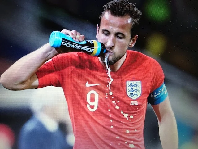 Đội trưởng tuyển Anh Harry Kane trong quá trình súc miệng carbohydrate. Ảnh: GETTY. nhổ nước bọt