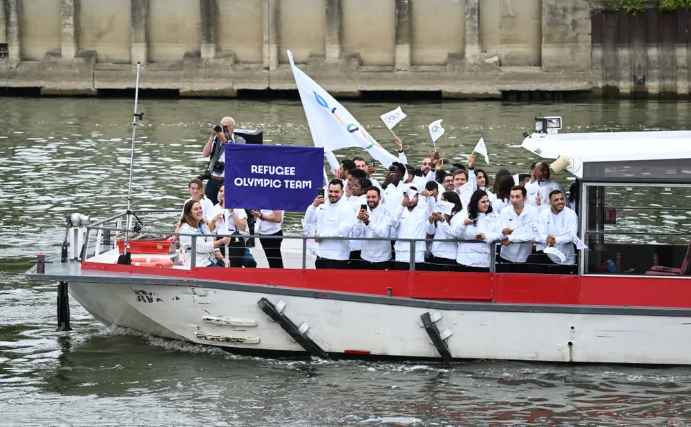 Đội tuyển Olympic đặc biệt trong lễ diễu hành khai mạc Thế vận hội Paris 2024 trên sông Seine. Ảnh: GETTY. đội tuyển Olympic người tị nạn