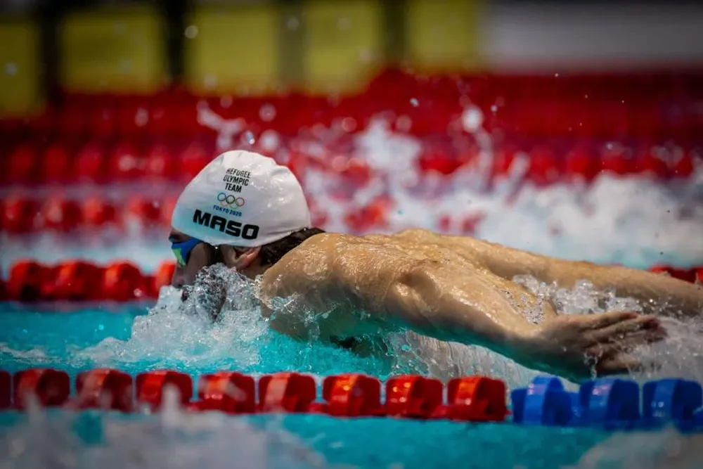 Kình ngư Alaa Maso mạnh mẽ trên đường đua xanh. Ảnh: GETTY. co-mot-doi-tuyen-olympic-nguoi-ti-nan-dac-biet-o-paris-2024 (2).jpg