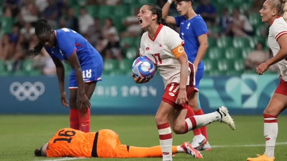 Sau khi bị trừ 6 điểm, Canada tiếp tục thắng chủ nhà Pháp 2-1 và hiện tại chưa có điểm nào, xếp thứ 3 bảng A. Ảnh: GETTY. canada-hoi-hop-cho-ket-qua-khang-cao-truoc-tran-cau-sinh-tu-o-olympic-paris-2024 (2).jpg