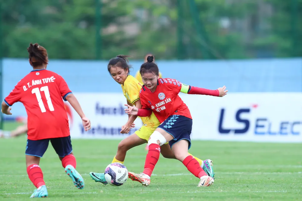 Tuyển nữ U-16 TP.HCM trong trận đấu với Than KSVN. Ảnh: CCT. chan-dong-vu-doi-che-lay-diem-o-giai-u-16-nu-quoc-gia (2).jpg
